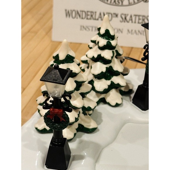 VINTAGE 1996 Christmas Fantasy LTD Wonderland Skaters Pond 8 Songs W/Box Tested - Picture 7 of 16